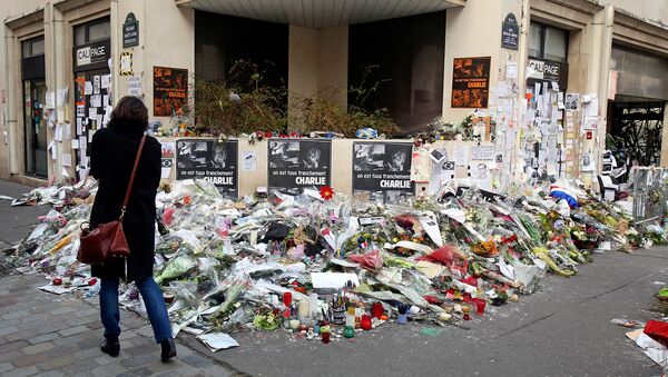 Женщина возле штаб-квартиры журнала Charlie Hebdo, где месяц назад были убиты 12 сотрудников издания (6 февраля 2015). Париж - Sputnik Армения