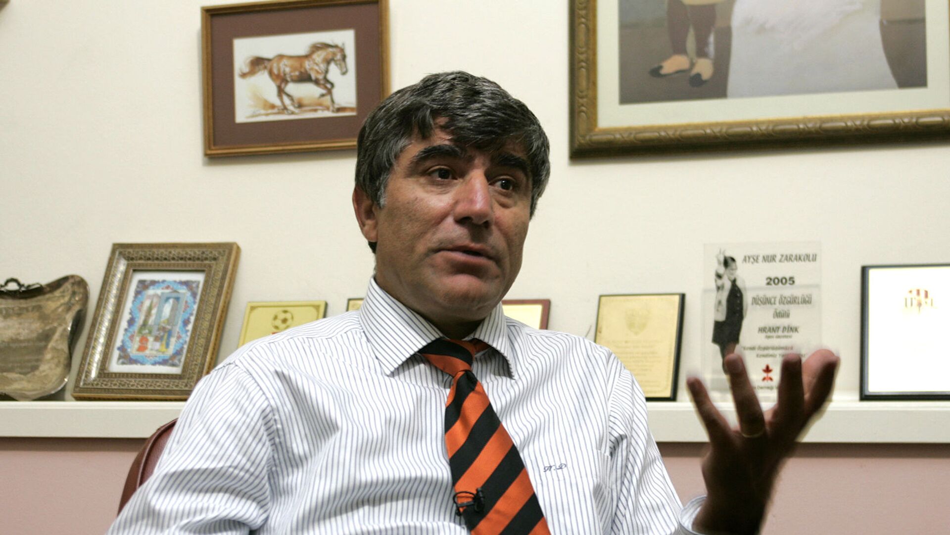 Журналист Грант Динк во время интервью Associated Press в своем офисе (2006 год). Стамбул - Sputnik Армения, 1920, 15.09.2023