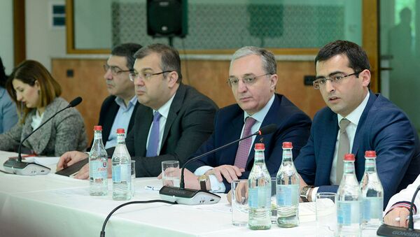 Министры иностранных дел и транспорта, связи и ИТ Зограб Мнацаканян и Акоб Аршакян встретились с представителями компаний ИТ сферы (3 мая 2019). Еревaн - Sputnik Արմենիա
