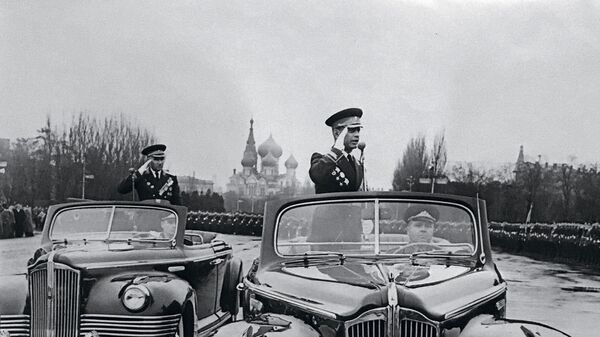 Маршал Амазасп Хачатурович Бабаджанян принимает парад на Красной площади - Sputnik Արմենիա