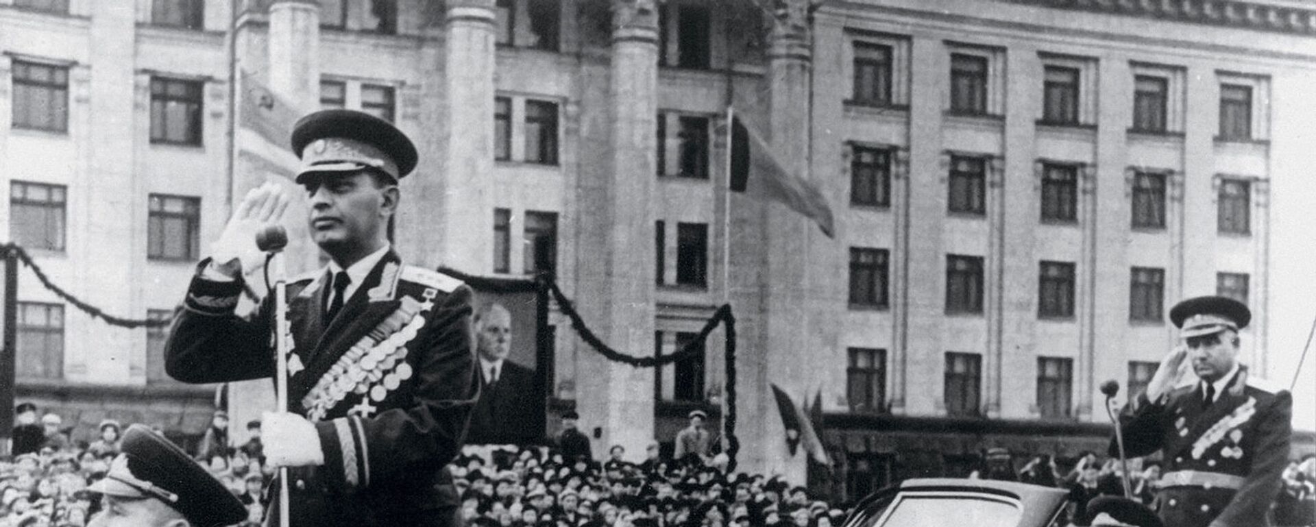 Маршал Амазасп Хачатурович Бабаджанян принимает парад на Красной площади - Sputnik Армения, 1920, 08.05.2019