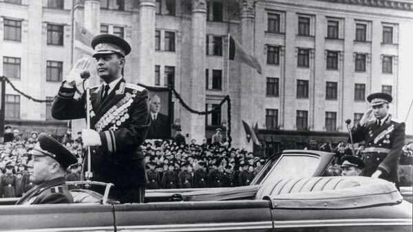 Маршал Амазасп Хачатурович Бабаджанян принимает парад на Красной площади - Sputnik Армения