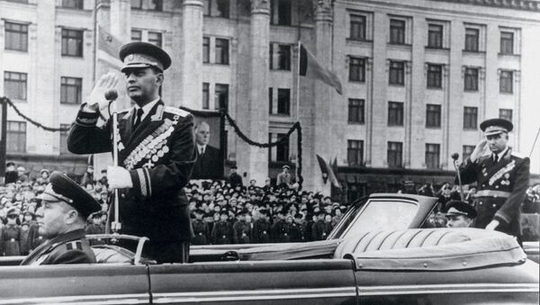 Маршал Амазасп Хачатурович Бабаджанян принимает парад на Красной площади - Sputnik Армения