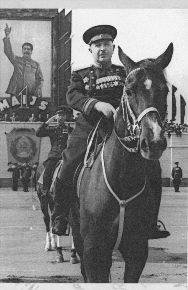Маршал Иван Христофорович Баграмян на военном параде - Sputnik Армения