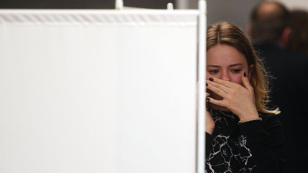 Девушка возле комнаты психологической помощи, организованной для родственников и пассажиров самолета, следовавшего рейсом Москва - Мурманск (6 мая 2019). Москвa - Sputnik Армения
