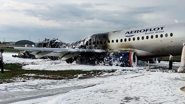 Последствия возгорания самолета Sukhoi Superjet в аэропорту Шереметьево (5 мая 2019). Моксвa - Sputnik Արմենիա
