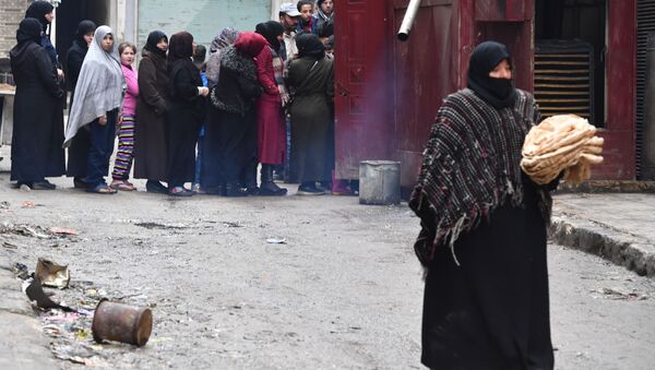 Местные жители в очереди за хлебом на одной из улиц в Алеппо. - Sputnik Армения