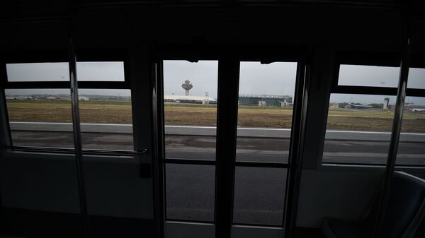 Аэропорт Звартноц через двери шаттла (7 мая 2019). Ереван - Sputnik Արմենիա