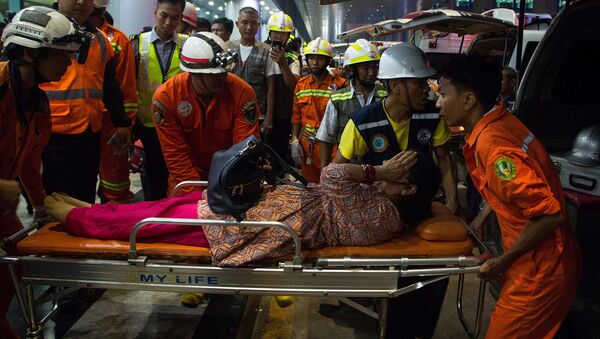 Спасатели перевозят раненого пассажира соскользнушего с взлетно-посадочной полосы пассажирского самолета Biman Bangladesh airlines (8 мая 2019). Мьянмa - Sputnik Армения