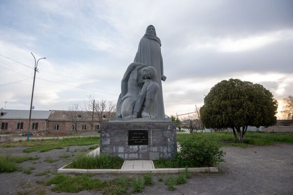 Мемориал памяти павших в Великой Отечественной войне в селе Мхчян - Sputnik Армения