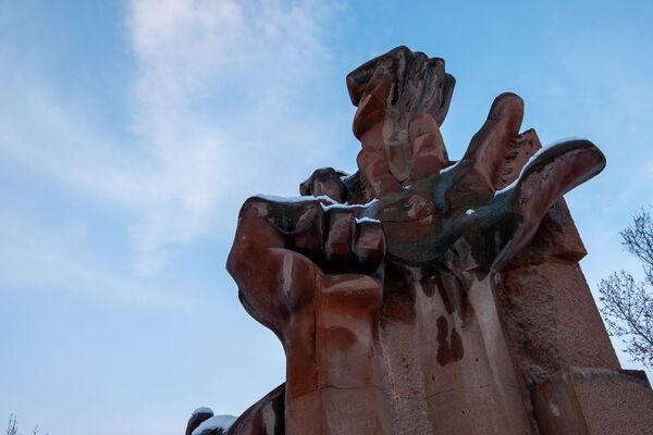 Скультура Нет войне в парке Победы, Ереван - Sputnik Армения