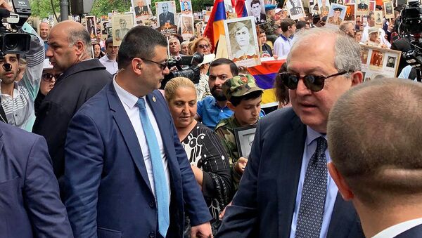 Президент Армен Саркисян во время акции Бессмертный полк (9 мая 2019). Еревaн - Sputnik Արմենիա