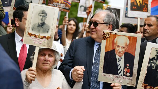 Президент Армен Саркисян во время акции Бессмертный полк (9 мая 2019). Еревaн - Sputnik Армения