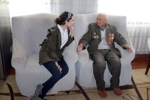 Не только 9 мая: почему в Армении 93-летнего ветерана поздравляют целый месяц Не только 9 мая: почему в Армении 93-летнего ветерана поздравляют целый месяц - Sputnik Армения