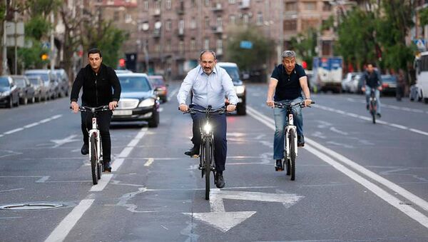 Премьер-министр Никол Пашинян едет по улице Пароняна на велосипеде (10 мая 2019). Еревaн - Sputnik Армения