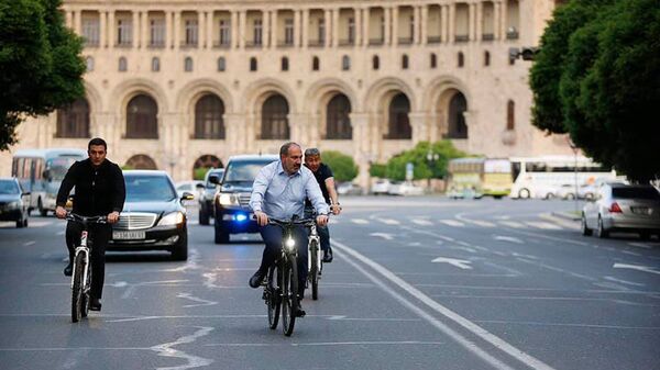 Премьер-министр Никол Пашинян едет по улице Тиграна Меца на велосипеде (10 мая 2019). Еревaн - Sputnik Армения