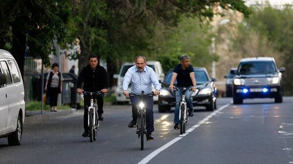  Премьер-министр Никол Пашинян едет по улице Пароняна на велосипеде (10 мая 2019). Еревaн - Sputnik Армения