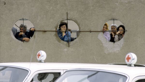 Родственники у машины скорой помощи в ожидании вертолета из армянского села Геташен (30 апреля - 1 мая 1991). Еревaн - Sputnik Արմենիա