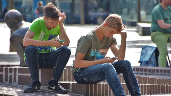 Молодые люди со смартфонами - Sputnik Արմենիա