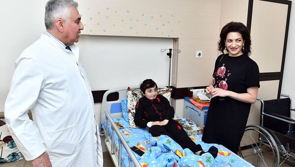 Анна Акопян посетила клинику детской гематологии и онкологии (10 мая 2019). Еревaн - Sputnik Արմենիա