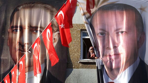 Баннеры с изображениями основателя Турецкой Республики Мустафы Кемаля Ататюрка и нынешнего президента Турции Реджепа Тайипа Эрдогана (5 марта 2019). Стамбул - Sputnik Армения