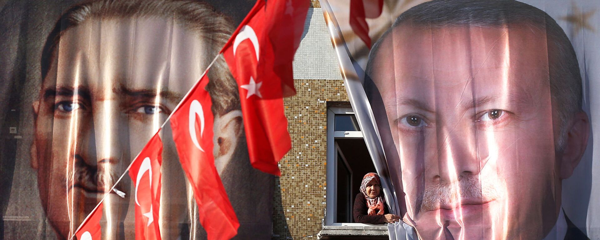 Баннеры с изображениями основателя Турецкой Республики Мустафы Кемаля Ататюрка и нынешнего президента Турции Реджепа Тайипа Эрдогана (5 марта 2019). Стамбул - Sputnik Արմենիա, 1920, 17.03.2021