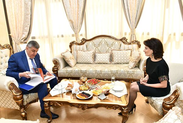 Փաշինյանի կինը հյուրընկալել է Արա Աբրահամյանին. լուսանկարներ Փաշինյանի կինը հյուրընկալել է Արա Աբրահամյանին. լուսանկարներ - Sputnik Արմենիա