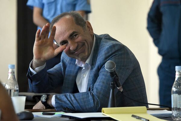 Защита Кочаряна потребовала отвода судьи: заседание прервалось до вторника Защита Кочаряна потребовала отвода судьи: заседание прервалось до вторника - Sputnik Армения