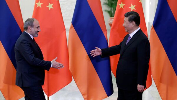 Председатель КНР Си Цзиньпин встречает премьер-министра Армении Никола Пашиняна в большом Народном зале (14 мая 2019). Пекин - Sputnik Армения