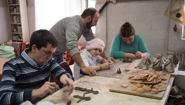 Уроки по лепке глины в детдоме Харберда - Sputnik Армения