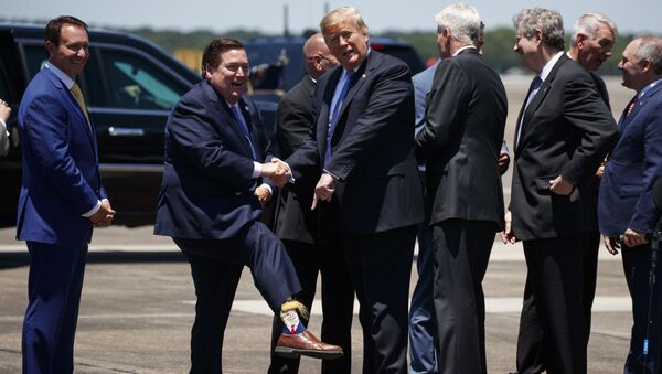 Президент США Дональд Трамп показывает на носки вице-губернаторa Луизианы Билли Нангессерa в Международный аэропорту Шеннолта (14 мая 2019). Лейк-Чарльз - Sputnik Արմենիա