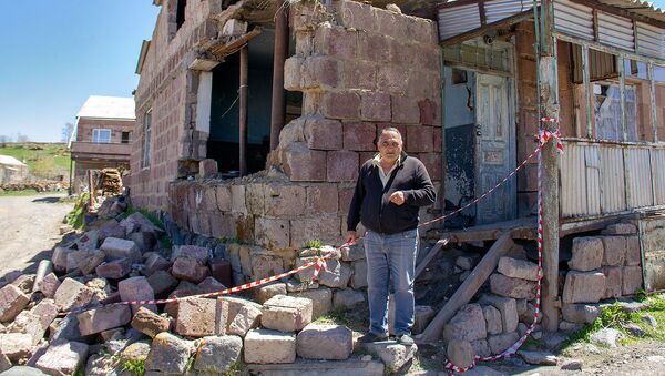 Артавазд Саакян, владелец орбушившегося дома в селе Хнаберд, Арагацотн - Sputnik Армения