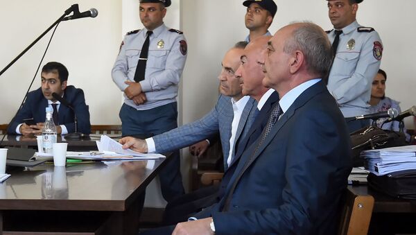 Президент Карабаха Бако Саакян, экс-президент Аркадий Гукасян и Роберт Кочарян в зале суда по делу 1 марта (16 мая 2019). Еревaн - Sputnik Армения