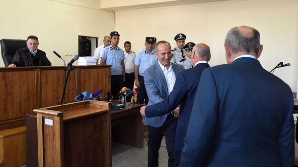 Экс-президент Карабаха Аркадий Гукасян приветствует Роберта Кочаряна в зале суда по делу 1 марта (16 мая 2019). Еревaн - Sputnik Армения