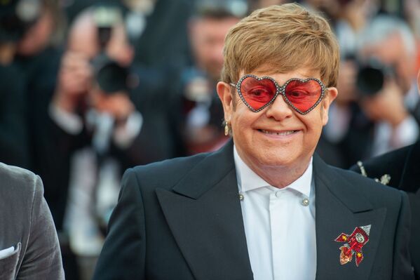 Певец и композитор Элтон Джон на красной дорожке премьеры фильма Rocketman в рамках 72-го Каннского кинофестиваля (16 мая 2019). Канны Певец и композитор Элтон Джон на красной дорожке премьеры фильма Rocketman в рамках 72-го Каннского кинофестиваля (16 мая 2019). Канны - Sputnik Армения
