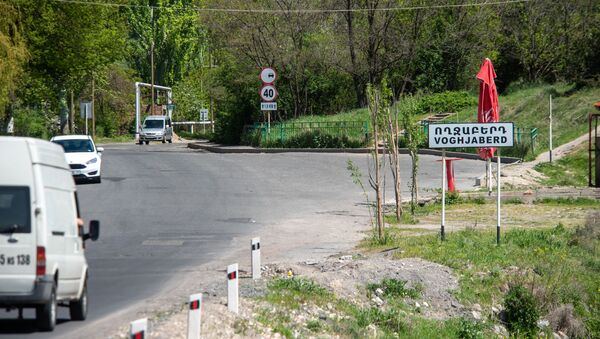 Дорожный знак с названием села у въезда в Вохчаберд, Котайк - Sputnik Армения