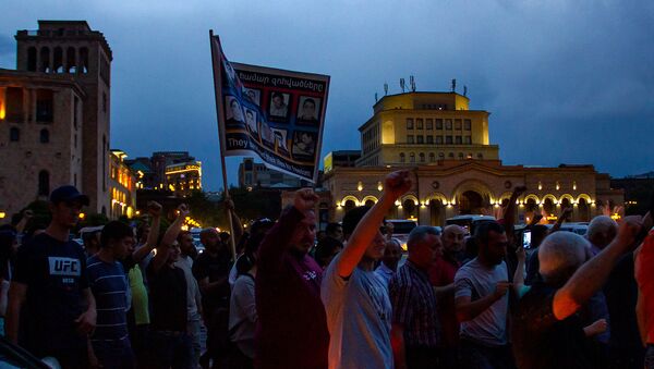 Противники Роберта Кочаряна проводят шествие по центральным улицам столицы (18 мая 2019). Еревaн - Sputnik Արմենիա