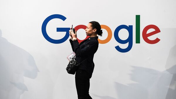 Женщина с двумя смартфонами перед логотипом американской многонациональной технологической и интернет-компании Google (16 мая 2019). Париж - Sputnik Արմենիա