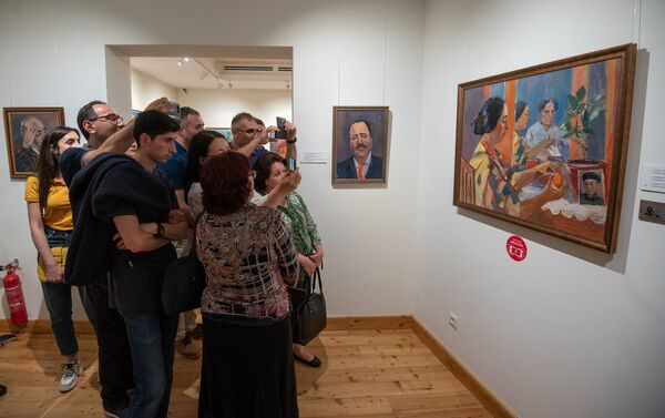 Посетители у картины Мартироса Сарьяна в Доме-музее художника, Еревaн - Sputnik Армения