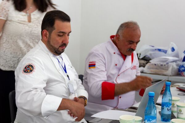 Հայկական տոլման հիացրել է կորեացի լուսանկարչին, իսկ ֆրանսիացուն հիշեցրել է մանկությունը Հայկական տոլման հիացրել է կորեացի լուսանկարչին, իսկ ֆրանսիացուն հիշեցրել է մանկությունը - Sputnik Արմենիա