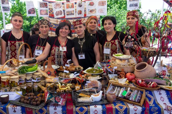 Հայկական տոլման հիացրել է կորեացի լուսանկարչին, իսկ ֆրանսիացուն հիշեցրել է մանկությունը Հայկական տոլման հիացրել է կորեացի լուսանկարչին, իսկ ֆրանսիացուն հիշեցրել է մանկությունը - Sputnik Արմենիա