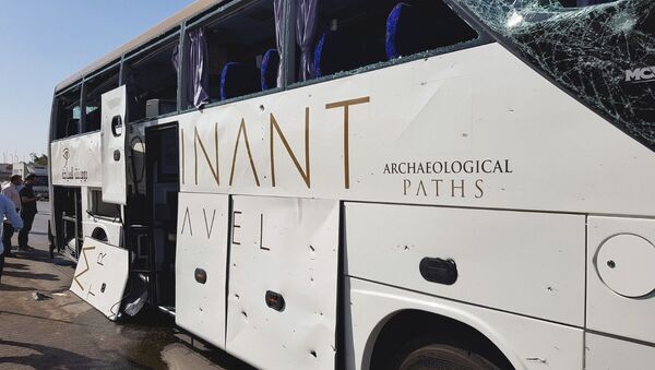 Поврежденный автобус на месте взрыва недалеко от пирамид Гизы в Каире - Sputnik Армения