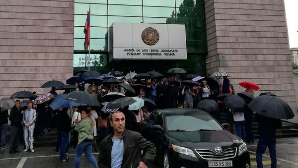 Люди перед зданием суда общей юрисдикции столичных административных районов Кентрон и Норк Мараш (20 мая 2019). Еревaн - Sputnik Արմենիա