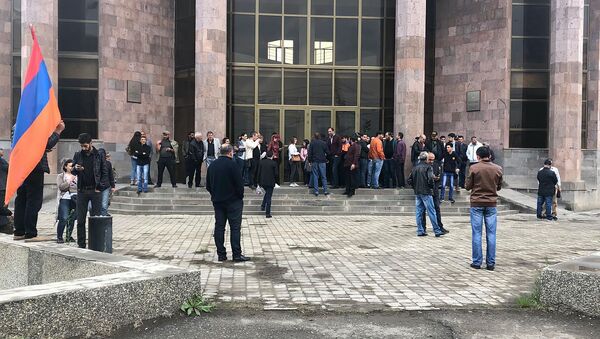 Люди перед зданием суда общей юрисдикции Ширакской области (20 мая 2019). Гюмри - Sputnik Армения