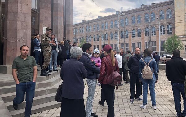 Люди перед зданием суда общей юрисдикции Ширакской области (20 мая 2019). Гюмри - Sputnik Армения