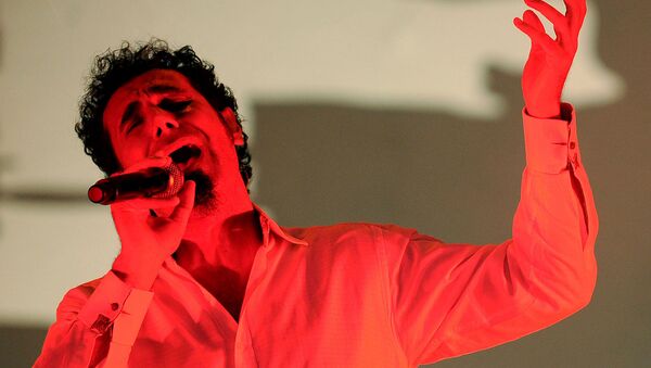 Серж Танкян выступает в последний день музыкального фестиваля Rock in Rio (3 октября 2011). Рио-де-Жанейро - Sputnik Армения