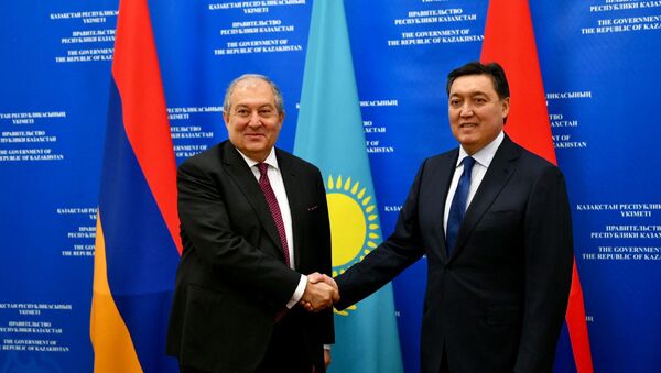 Встреча президента Армении Армена Саркисяна с премьер-министром Казахстана Аскаром Маминым (20 мая 2019). Нур-Султан - Sputnik Армения