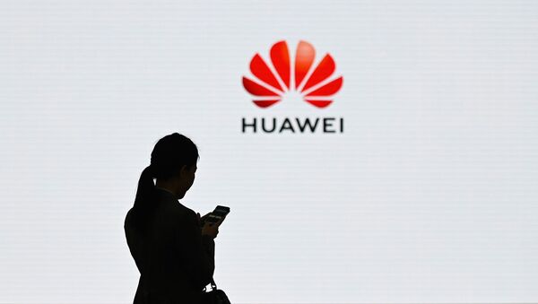 Сотрудница Huawei с телефоном на Huawei Digital Transformation Showcase в Шэньчжэне (6 марта 2019). Китай - Sputnik Արմենիա