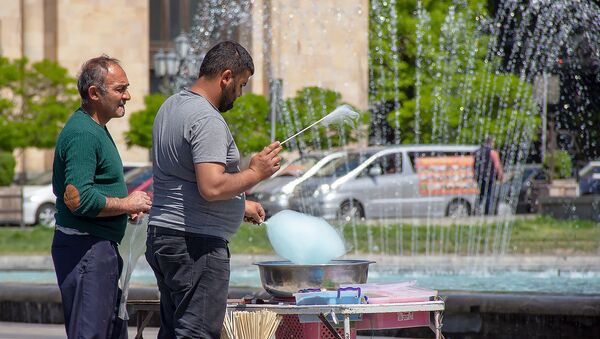 Продавцы сахарной ваты на площади Республики - Sputnik Արմենիա