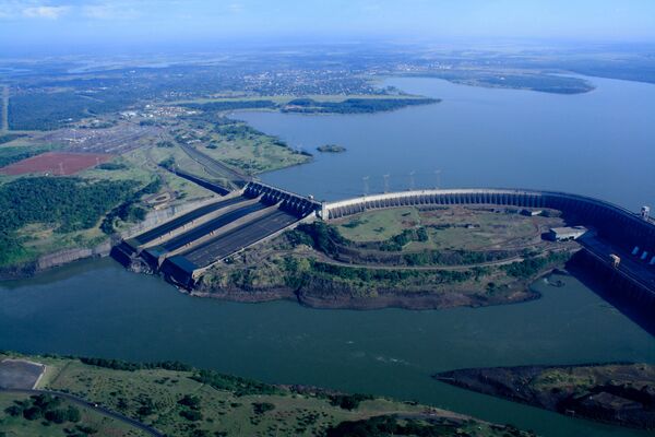 Гидроэлектростанция Итайпу на реке Паране на границе между Парагваем и Бразилией - Sputnik Армения